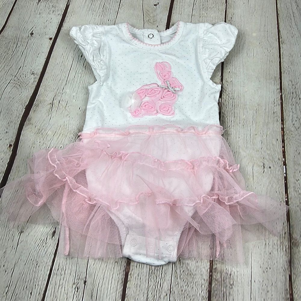 Gigil Easter onesie with attached tutu Baby girl 12mon bunny in the center.